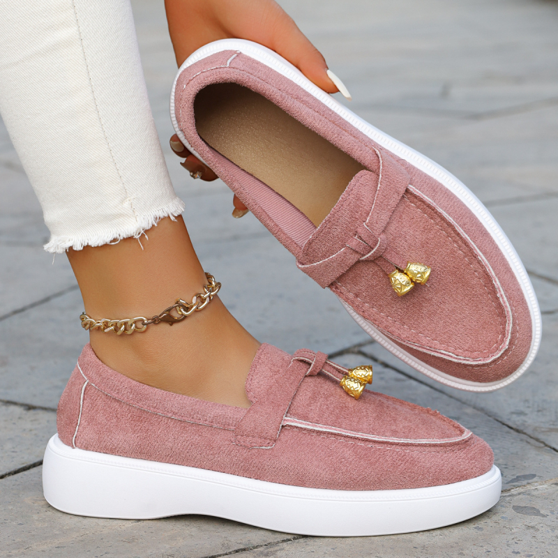 Európai–Amerikai stílusú loaferek - kerek orr, tehén velúr felsőrész, gumírozott talp, alacsony sarok 1–3 cm, slip-on