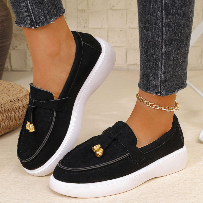 Európai–Amerikai stílusú loaferek - kerek orr, tehén velúr felsőrész, gumírozott talp, alacsony sarok 1–3 cm, slip-on