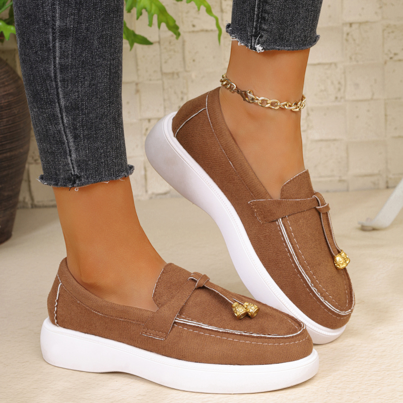 Európai–Amerikai stílusú loaferek - kerek orr, tehén velúr felsőrész, gumírozott talp, alacsony sarok 1–3 cm, slip-on