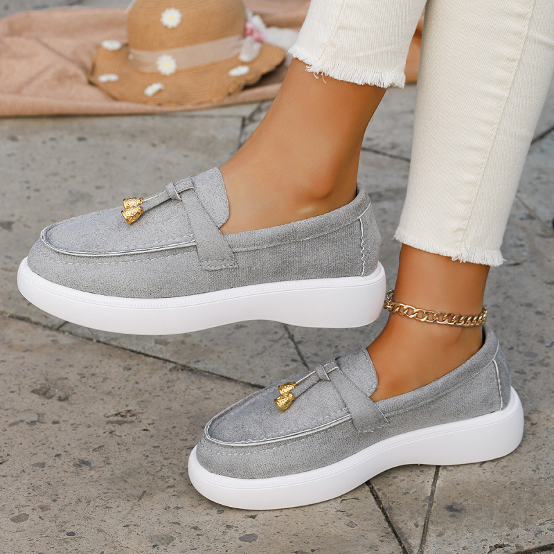 Európai–Amerikai stílusú loaferek - kerek orr, tehén velúr felsőrész, gumírozott talp, alacsony sarok 1–3 cm, slip-on