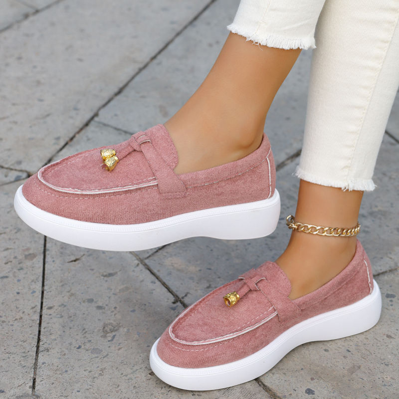 Európai–Amerikai stílusú loaferek - kerek orr, tehén velúr felsőrész, gumírozott talp, alacsony sarok 1–3 cm, slip-on