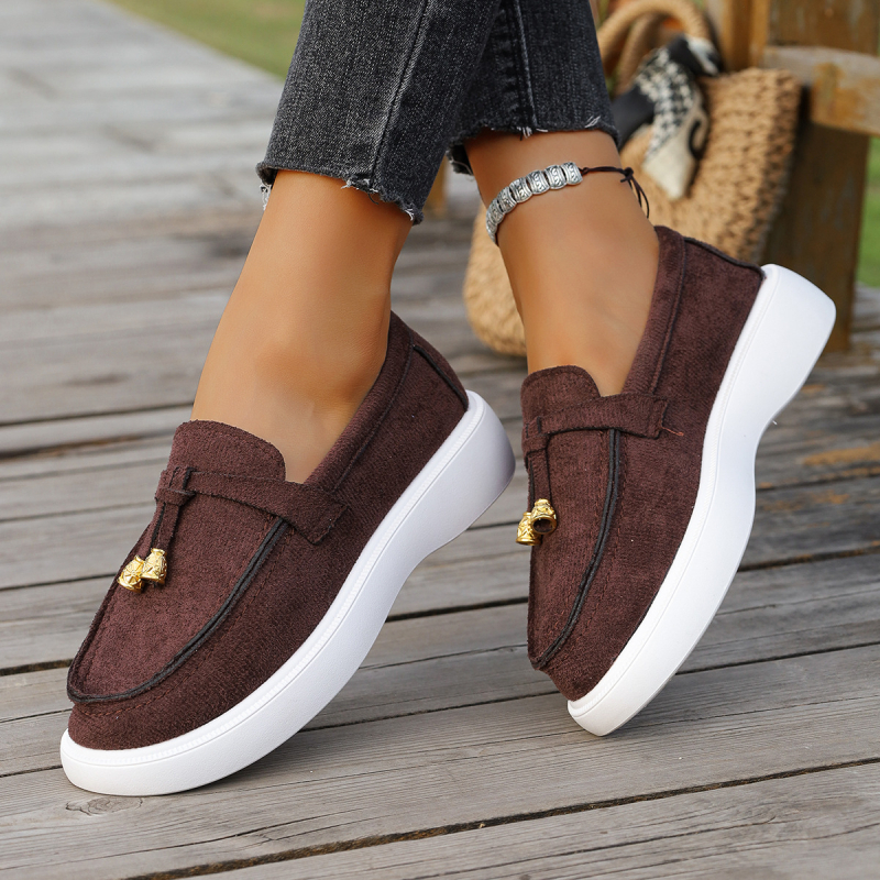 Európai–Amerikai stílusú loaferek - kerek orr, tehén velúr felsőrész, gumírozott talp, alacsony sarok 1–3 cm, slip-on