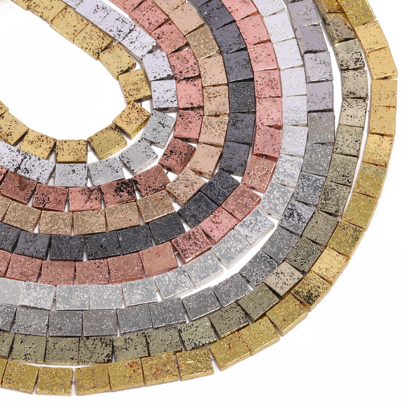 Négyzet alakú vulkáni kő gyöngyök elektroplatált felülettel, polírozott, karkötőhöz