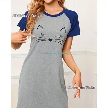 Jednodielne luxusné pyžamové šaty s kruhovým výstrihom, midi dĺžka, 100% polyester.