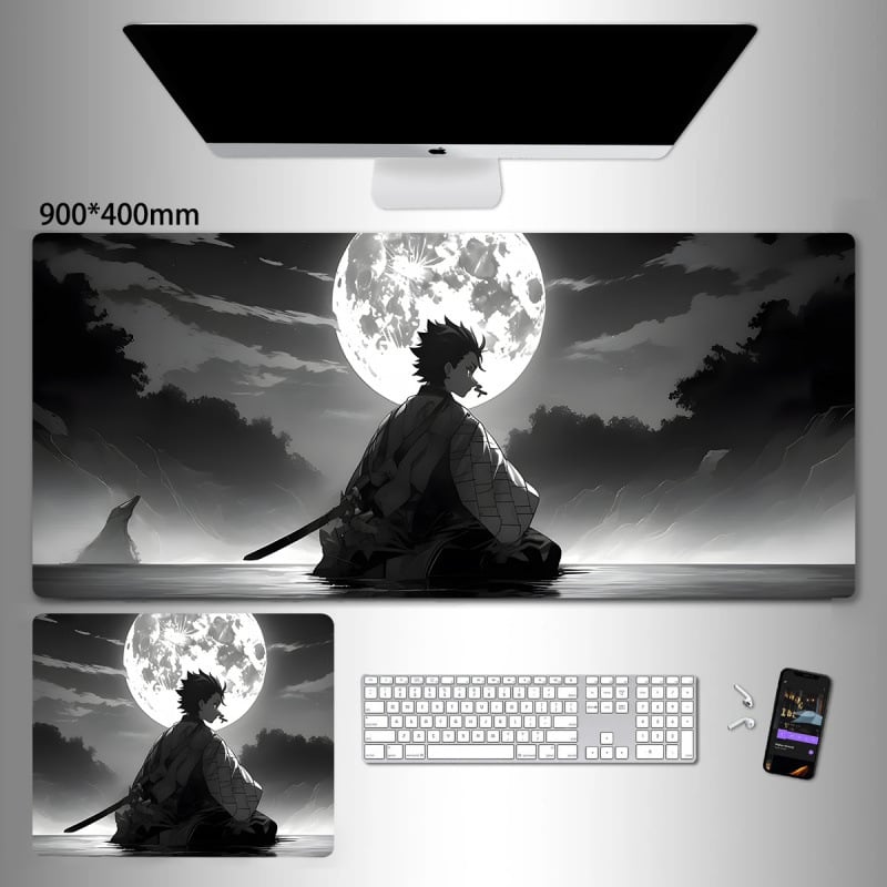 Liels spēļu peles paliktnis ar anime seriāla motīvu un tintes mazgāšanas seno stilā; dabiskā gumija, pretslīdēšana, vienpusējs.