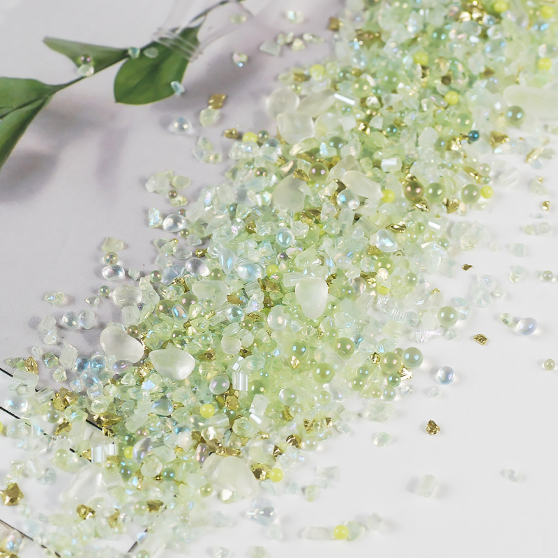 Squishy din rășină epoxidică, lucrat manual, cu fragmente neregulate de minereu și umplutură cu perle de cristal