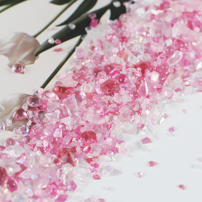 Squishy din rășină epoxidică, lucrat manual, cu fragmente neregulate de minereu și umplutură cu perle de cristal