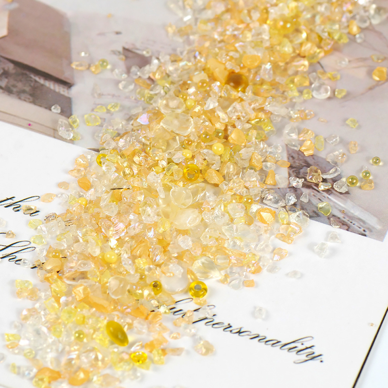 Squishy din rășină epoxidică, lucrat manual, cu fragmente neregulate de minereu și umplutură cu perle de cristal