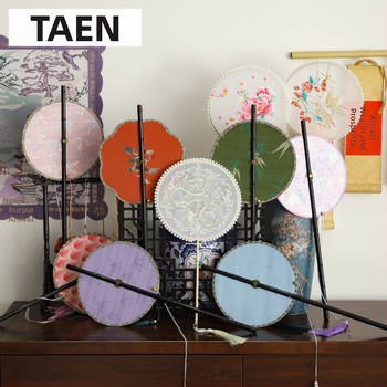 Ķīnas antīkā stila roku vents ar garu rokturi un pušķi, materiāls: audums, zīmols Tane, atsevišķa iepakošana