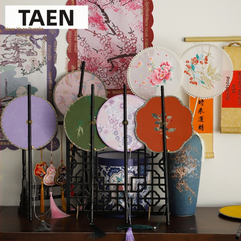 Ķīnas antīkā stila roku vents ar garu rokturi un pušķi, materiāls: audums, zīmols Tane, atsevišķa iepakošana