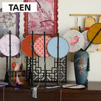 Ķīnas antīkā stila roku vents ar garu rokturi un pušķi, materiāls: audums, zīmols Tane, atsevišķa iepakošana