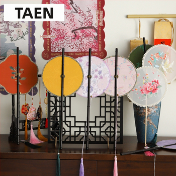 Ķīnas antīkā stila roku vents ar garu rokturi un pušķi, materiāls: audums, zīmols Tane, atsevišķa iepakošana