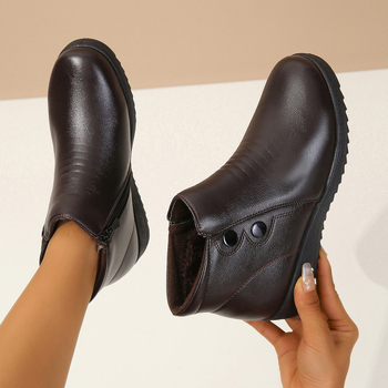 Női téli csizma PU felsőrésszel, gumírozott talppal, műszőrmés bélés, oldalsó cipzár, alacsony szár, kerek orr, klinikai sarok 3–5 cm