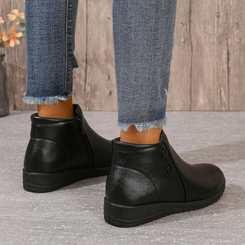 Női téli csizma PU felsőrésszel, gumírozott talppal, műszőrmés bélés, oldalsó cipzár, alacsony szár, kerek orr, klinikai sarok 3–5 cm