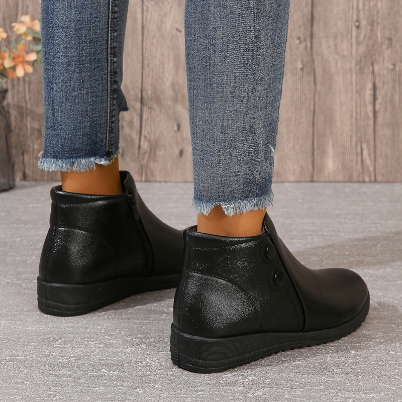 Női téli csizma PU felsőrésszel, gumírozott talppal, műszőrmés bélés, oldalsó cipzár, alacsony szár, kerek orr, klinikai sarok 3–5 cm