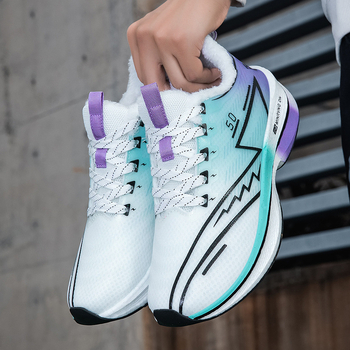 Férfi téli futócipő - alacsony felsőrész, kéttónusú szövött felsőrész, talp gumírozott karbonlemezzel, csúszásmentes, meleg, ütéscsillapító, fűzőkkel