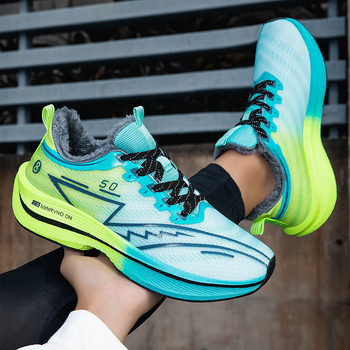 Férfi téli futócipő - alacsony felsőrész, kéttónusú szövött felsőrész, talp gumírozott karbonlemezzel, csúszásmentes, meleg, ütéscsillapító, fűzőkkel