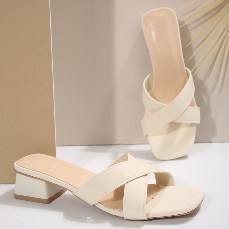 Plus dydžio kryžminės dirželio sandalai su vidutinio aukščio kulnu, kvadratinė nosis, PU viršus, guma padas, vasara 2025