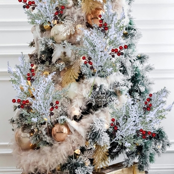 Vianočný veniec s plug-in dekoráciou - ihlice borovice a holly akcenty; Materiály: plast, PVC, železná umelecká látka, pena, borovicové ihlice; Značka: Huahui Flower Source; Balenie: Opp bag; Vhodný na Vianoce