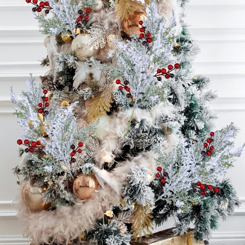 Vianočný veniec s plug-in dekoráciou - ihlice borovice a holly akcenty; Materiály: plast, PVC, železná umelecká látka, pena, borovicové ihlice; Značka: Huahui Flower Source; Balenie: Opp bag; Vhodný na Vianoce