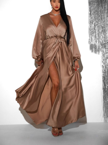 Ruha: szuper széles A-vonalú sziluett, V-nyakú kivágás, hosszú ujjú, derék középen, hosszú ruha