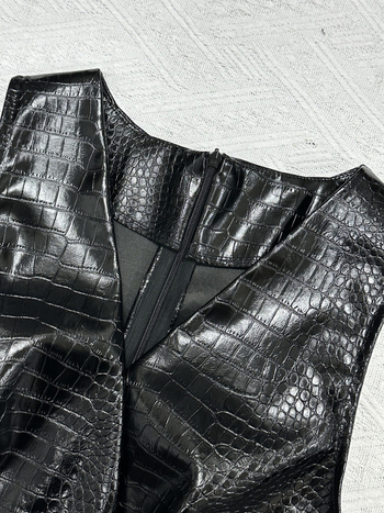 PU bőr krokodil mintázattal, ujjatlan, V-nyakú, bodysuit ruha rövid szoknyával, elegáns mindennapi stílus