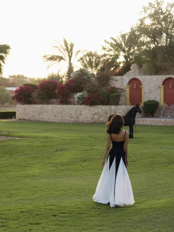 Hosszú ujjatlan ruha vállpántos kivágással, patchwork mintázat, magas derék, hasítékkal, poliészter