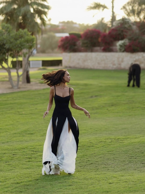 Hosszú ujjatlan ruha vállpántos kivágással, patchwork mintázat, magas derék, hasítékkal, poliészter