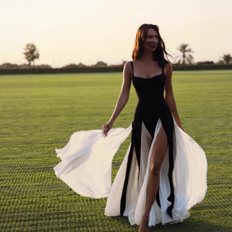 Hosszú ujjatlan ruha vállpántos kivágással, patchwork mintázat, magas derék, hasítékkal, poliészter