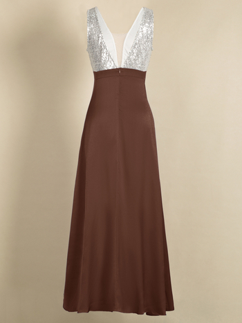 Vakarinė suknelė: gili V kaklo linija, be rankovių, A linija, ilgas sijonas; poliesterio 95%+; vasara 2025