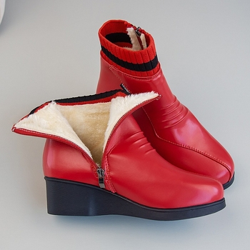 Női középmagasságú divatos csizma, műbőr felső, cipzár, 3-5 cm középmagas sarkú, műanyag talp, pamut belső talp