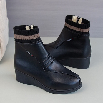 Női középmagasságú divatos csizma, műbőr felső, cipzár, 3-5 cm középmagas sarkú, műanyag talp, pamut belső talp