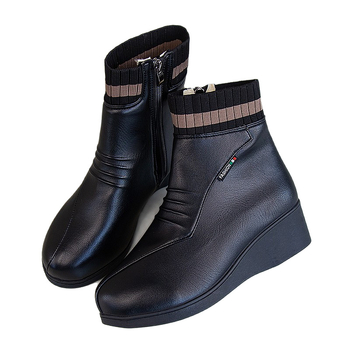 Női középmagasságú divatos csizma, műbőr felső, cipzár, 3-5 cm középmagas sarkú, műanyag talp, pamut belső talp
