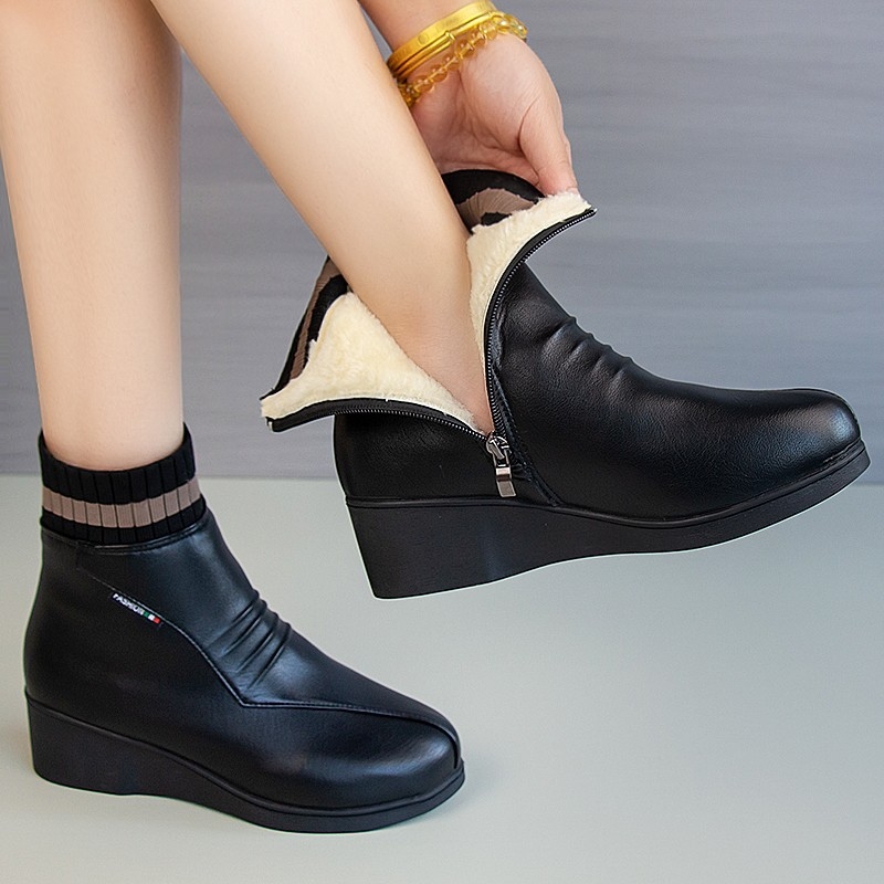 Női középmagasságú divatos csizma, műbőr felső, cipzár, 3-5 cm középmagas sarkú, műanyag talp, pamut belső talp