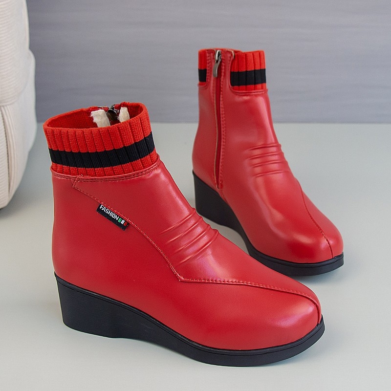 Női középmagasságú divatos csizma, műbőr felső, cipzár, 3-5 cm középmagas sarkú, műanyag talp, pamut belső talp