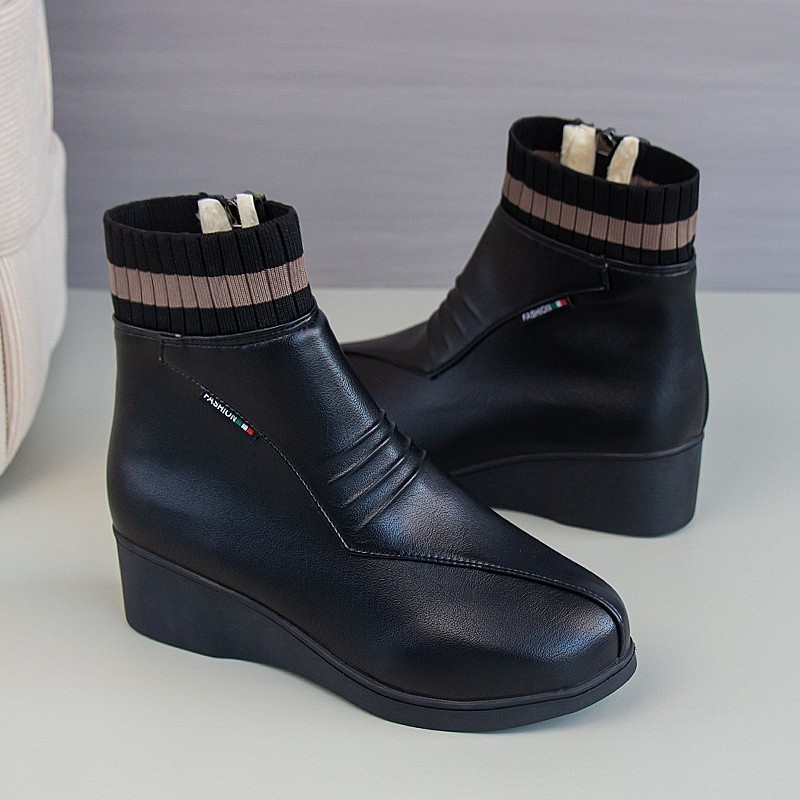 Női középmagasságú divatos csizma, műbőr felső, cipzár, 3-5 cm középmagas sarkú, műanyag talp, pamut belső talp