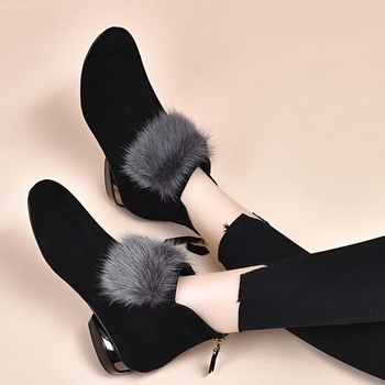 Női bélelt rövid bakancs műbőr felső; belső: műszőrmés bélés; talp: gumírozott; zárás: hátsó cipzár; sarok: alacsony, masszív