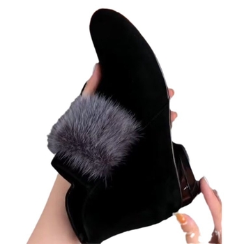 Női bélelt rövid bakancs műbőr felső; belső: műszőrmés bélés; talp: gumírozott; zárás: hátsó cipzár; sarok: alacsony, masszív