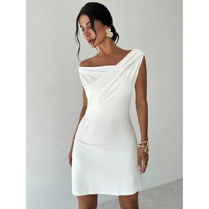 A-vonalú ruha egyvállas nyakkivágással, ujjatlan, magas derekú, közepes hosszúságú