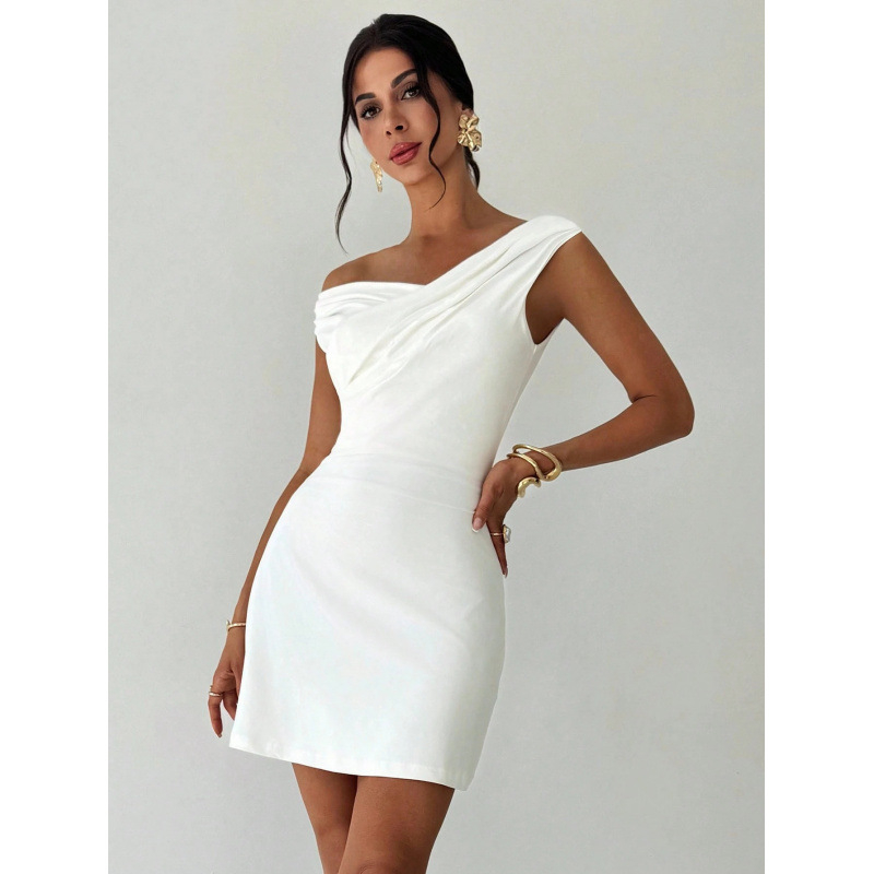 A-vonalú ruha egyvállas nyakkivágással, ujjatlan, magas derekú, közepes hosszúságú