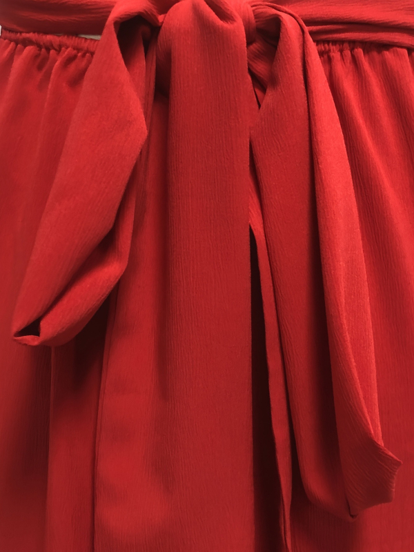 V-nyakú, ujjatlan, megkötős derekú, A-vonalú, hosszú, egyszínű poliészter-spandex ruha