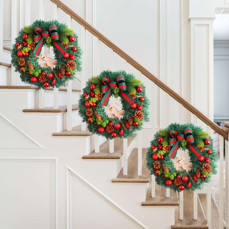 Vianočná dverová dekorácia s dreveným nápisom z borových ihličia, jelení veniec a ratánovým kruhom — moderný minimalistický štýl; materiály: plast, drôt, polyester, prírodný šišok; spracovanie: polomanuálne a polomechanické