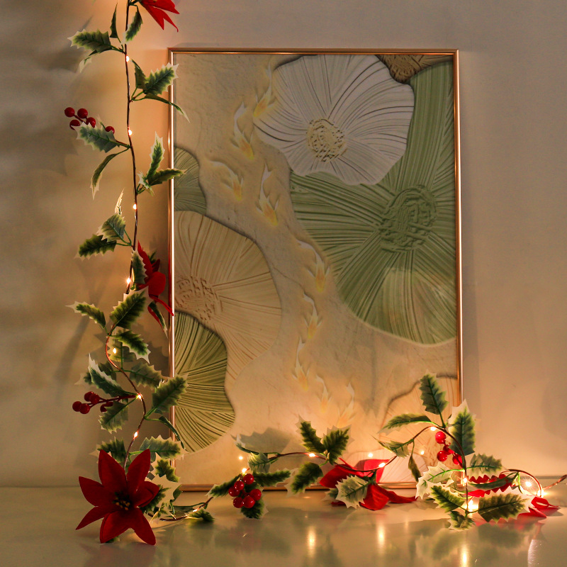 LED Коледна светлинна нишка с ратаноподобна зелена растителност и изкуствени цветя за външна украса и фотографски реквизит