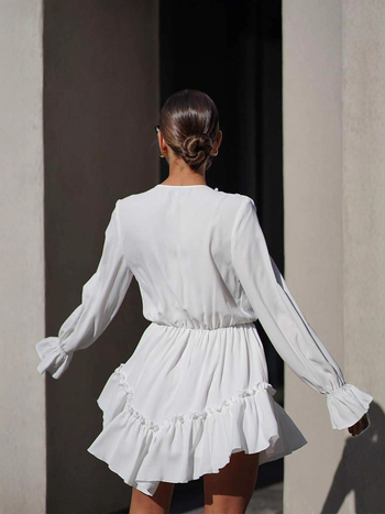 Poliészterből készült ruha hosszú ujjúval, V-nyakkal, elasztikus derékkal és fodros lótuszlevél szoknyával