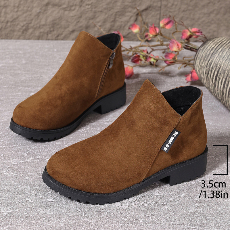 Női koreai stílusú rövid csizma velúr felsőrésszel, oldalsó cipzár, négyszögletes sarok 3-5 cm, gumírozott talp