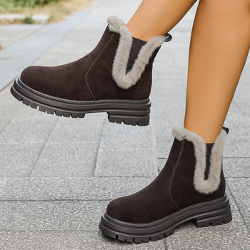 Női hócsizma velúr felsőrésszel, műszőrmés bélés, magas szár, gumírozott talp, 3–5 cm sarok