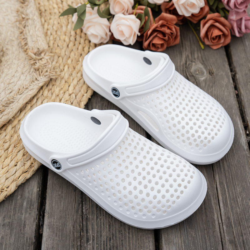 Sandále s EVA vrchnou a EVA podrážkou, výška päty 3 cm, okrúhly nos, priedušné, nepremokavé a protišmykové.