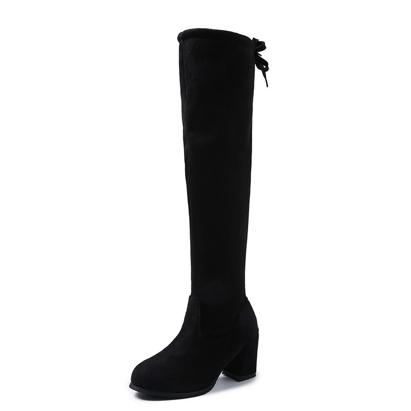 Velúr térd fölé érő csizma gyapjú béléssel, kerek orrú, 6–8 cm blokktok, gumi talp