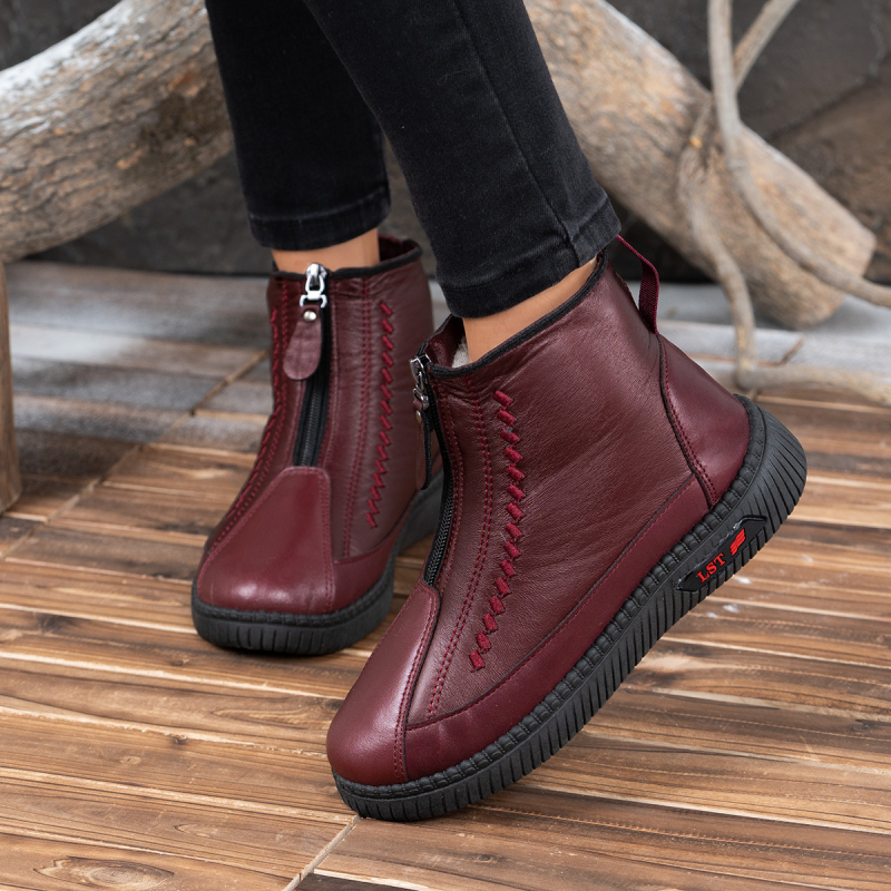 Téli női csizma műbőr felsőrésszel és műszőrmés béléssel, középmagas szár, előre cipzár, PVC talp