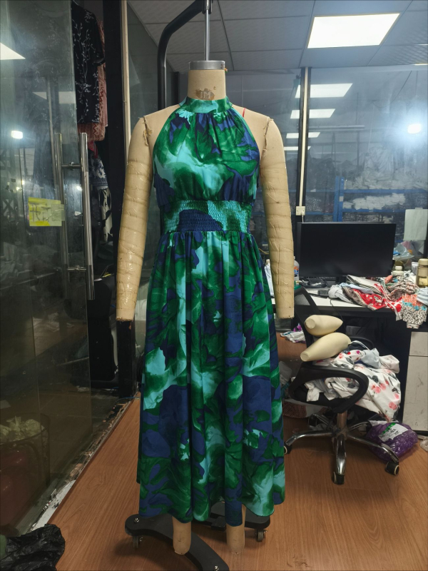 Duga bezrukavna haljina A-linije, s okruglim izrezom i visokim strukom, otisak na elastičnom poliestersu (ljeto 2025)